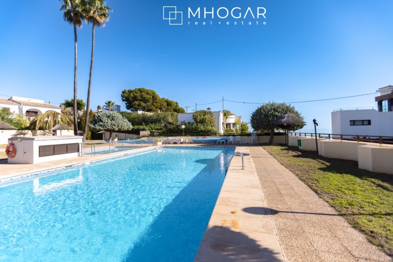 Apartamento con vistas al mar en venta, unicado a tan solo unos pasos de la Cala de La Calalga, Calpe! 